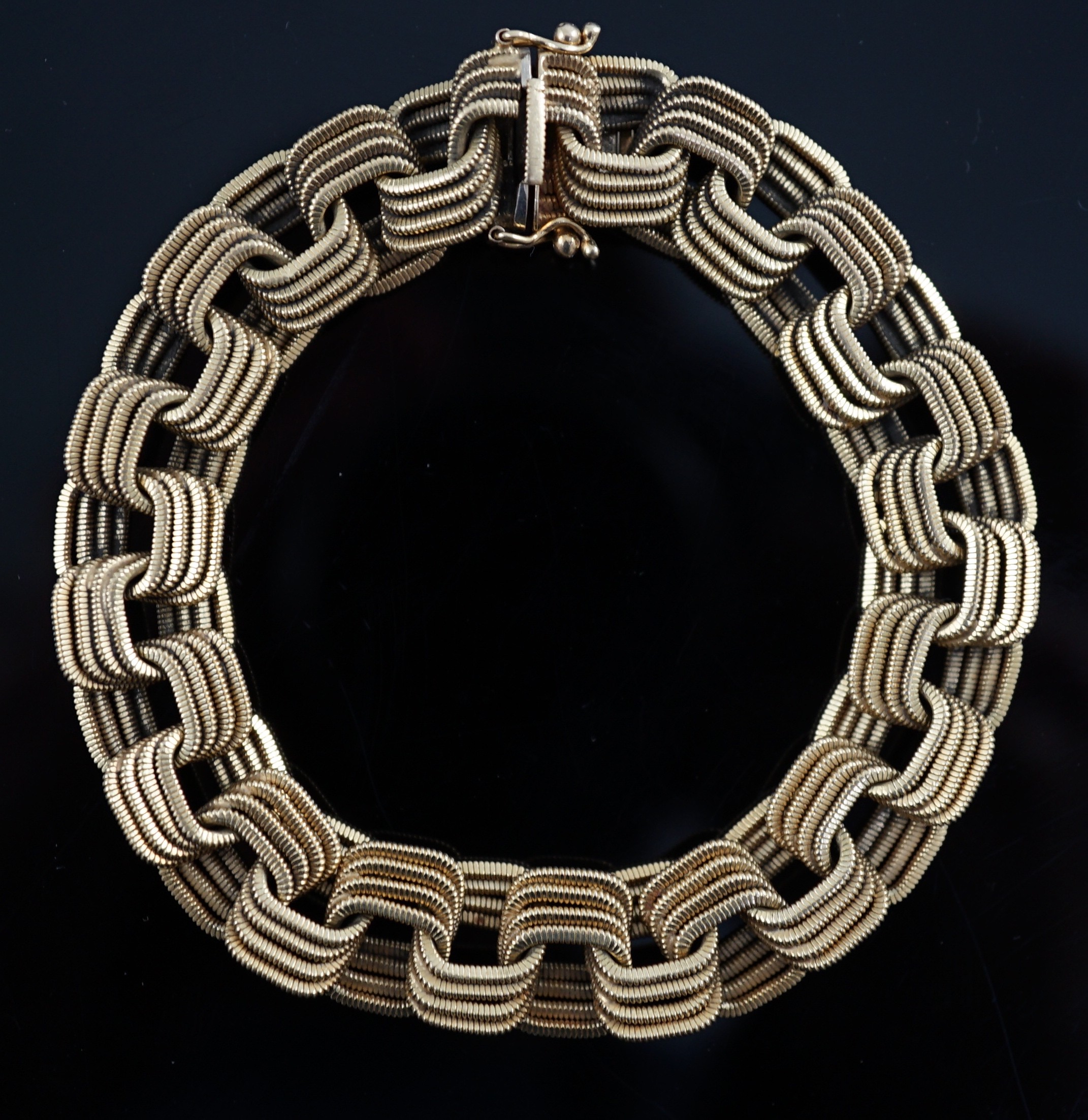 A modern Italian Uno A Erre textured 18ct gold interwoven bracelet